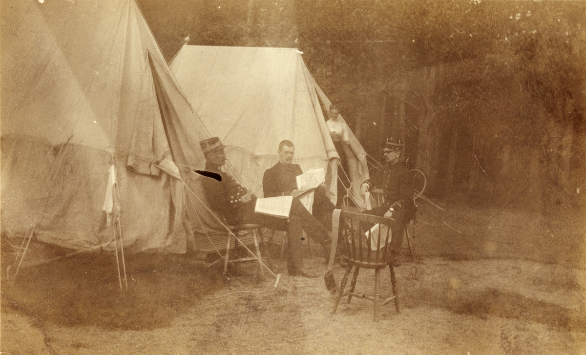 Offiserer fra Søndenfjeldske Hjulrytterkompani i teltleiren under militærøvelse på Værnes. Fotografert 1901.