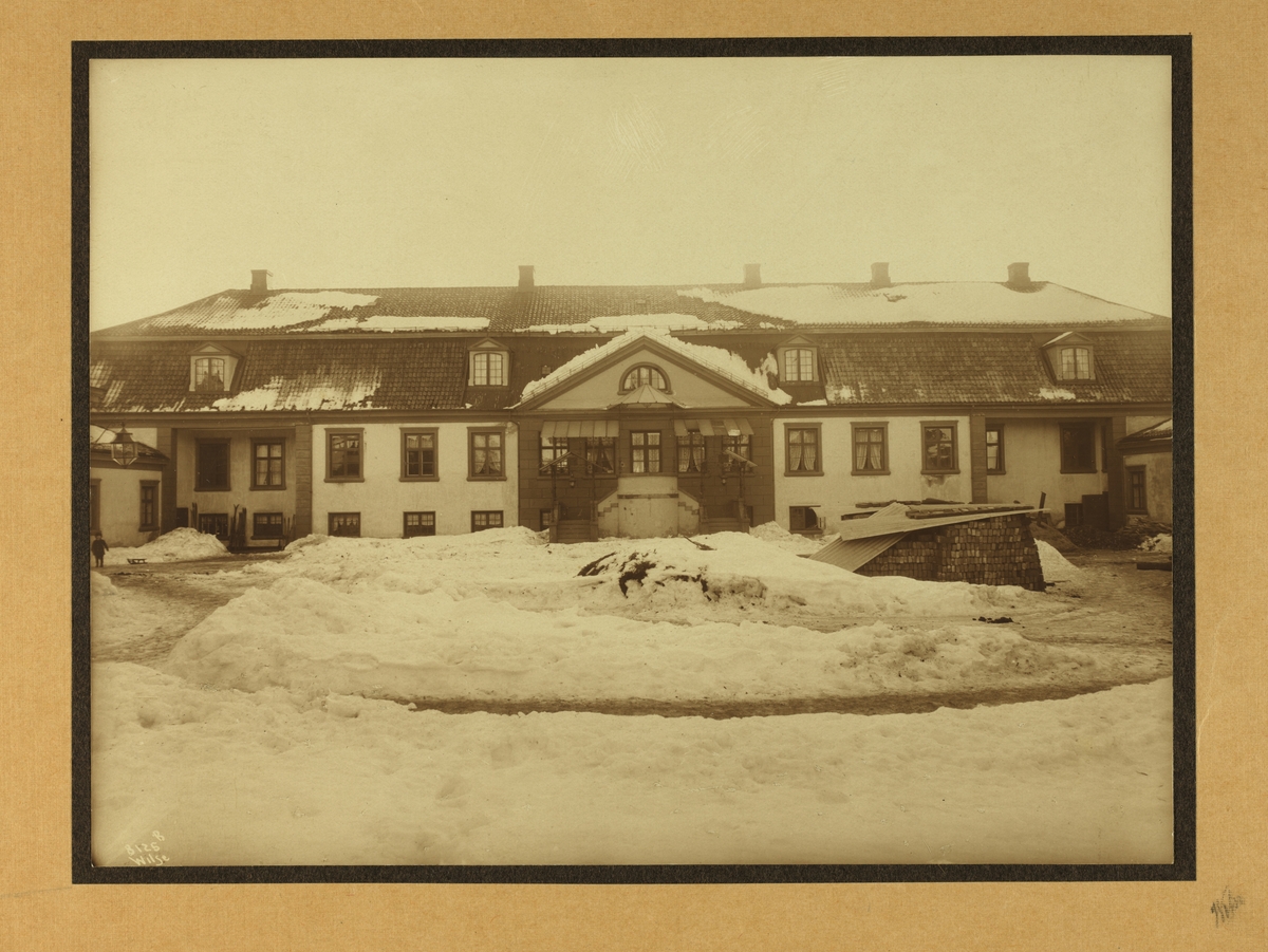 Bogstad gårds hovedbygning før ombygningen i 1914. Gårdsrommet dekket av snø.
Trappen til hoved entréen ble bygget i 1854 men ble revet under ombyggingen for å gi plass til et tilbygg og en trapp som førte til andre etasje på innsiden av huset.