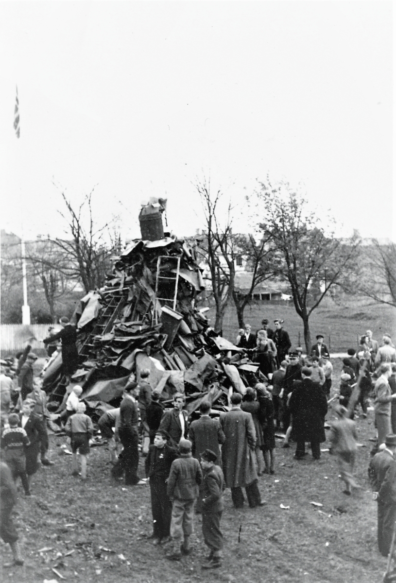 Feiring av freden 1945. Bål av blendingsgardiner tar form ute ved Rådhusplassen. Den 12. mai under folkefesten i Haugesund blir bålet tent.