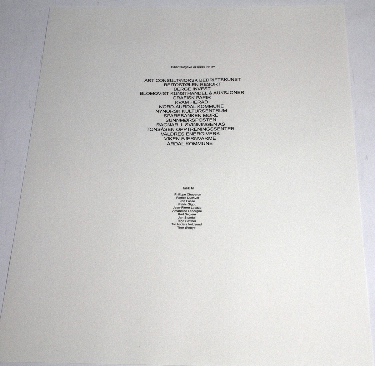 Informasjonsark om bibliofilutgåve med fire litografiar. Litografiane vart laga av Eva Laila Hilsen i 2005. Tittelen for verka er "Kveld yve husa". Det følgjer med ei diktbok av Jon Fosse og 2 cd-ar, der den eine av dei er signert. Litografiane har sertifikat blå.