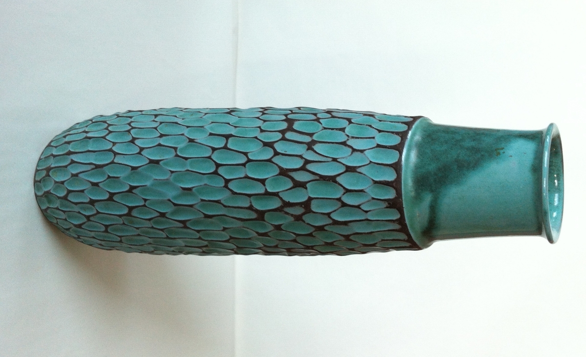 Høy, slank vase med grønn glasur, teksturert, keramikk