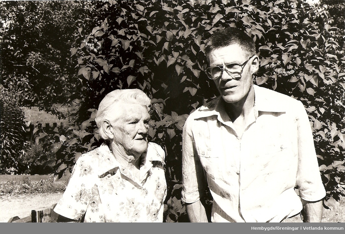 Arne Karlsson med sin mamma.
Fröderyd Hembygdsförening