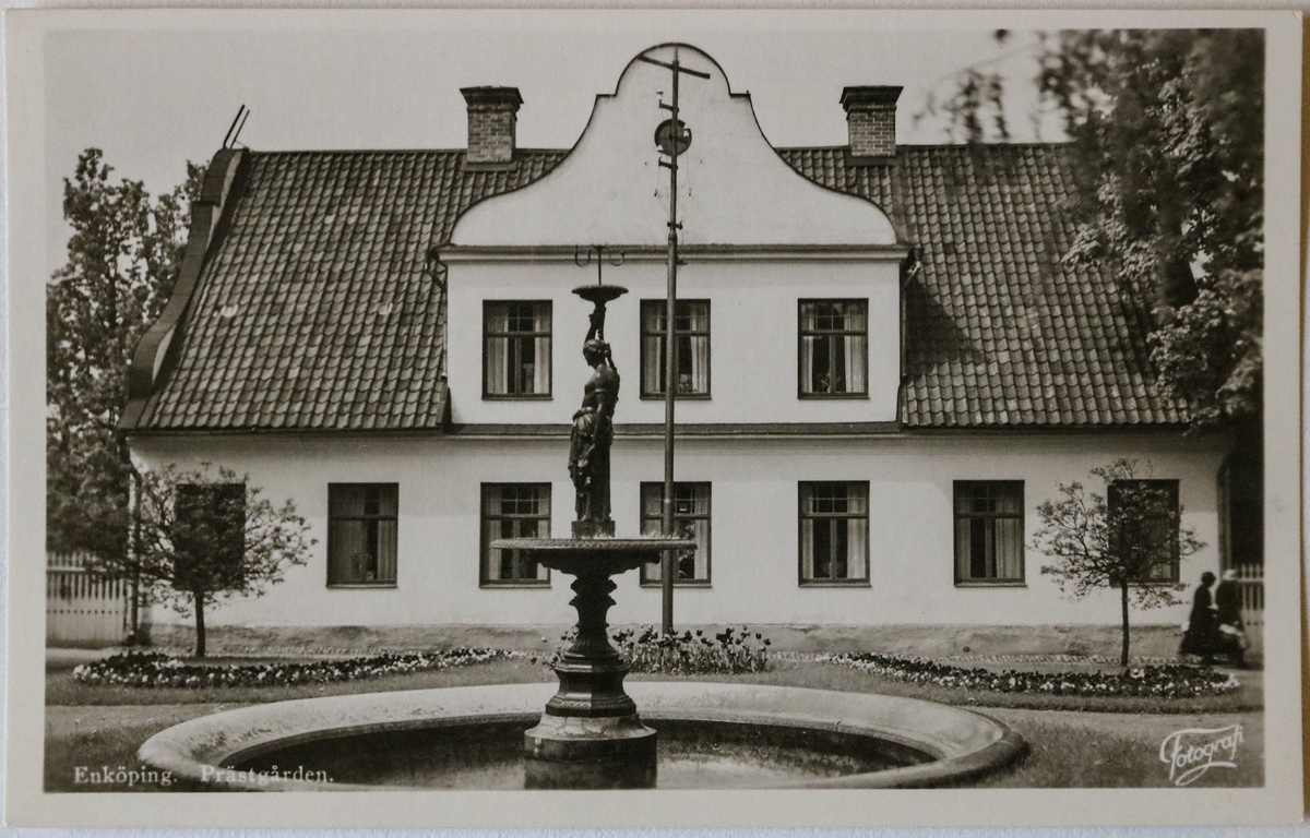 Prästgården, Enköping.

Prästgården byggdes under 1760-talet. Framför prästgården ser vi fontänen med gjutjärnsstatyn Johanna. Den och den omgivande parken anlades 1900. Vissa kompletterande arbeten gjordes under 1901. I början kallades parken Trekanten men tilldelades så småningom namnet Afzelii plan efter den kände Enköpingsprosten Arvid August Afzelius (1785-1871). Det slutgiltiga beslutet rörande anläggandet av denna park togs på Enköpings Stadsfullmäktiges sammanträde den 2 april 1900.