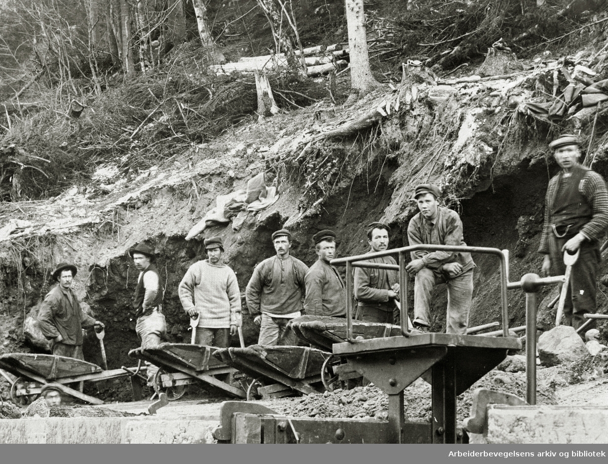 Norsk Hydros industrireising på Rjukan. Grus til fylling hentes i en skjæring på Vemork-sporet, antakelig omkring 1909.