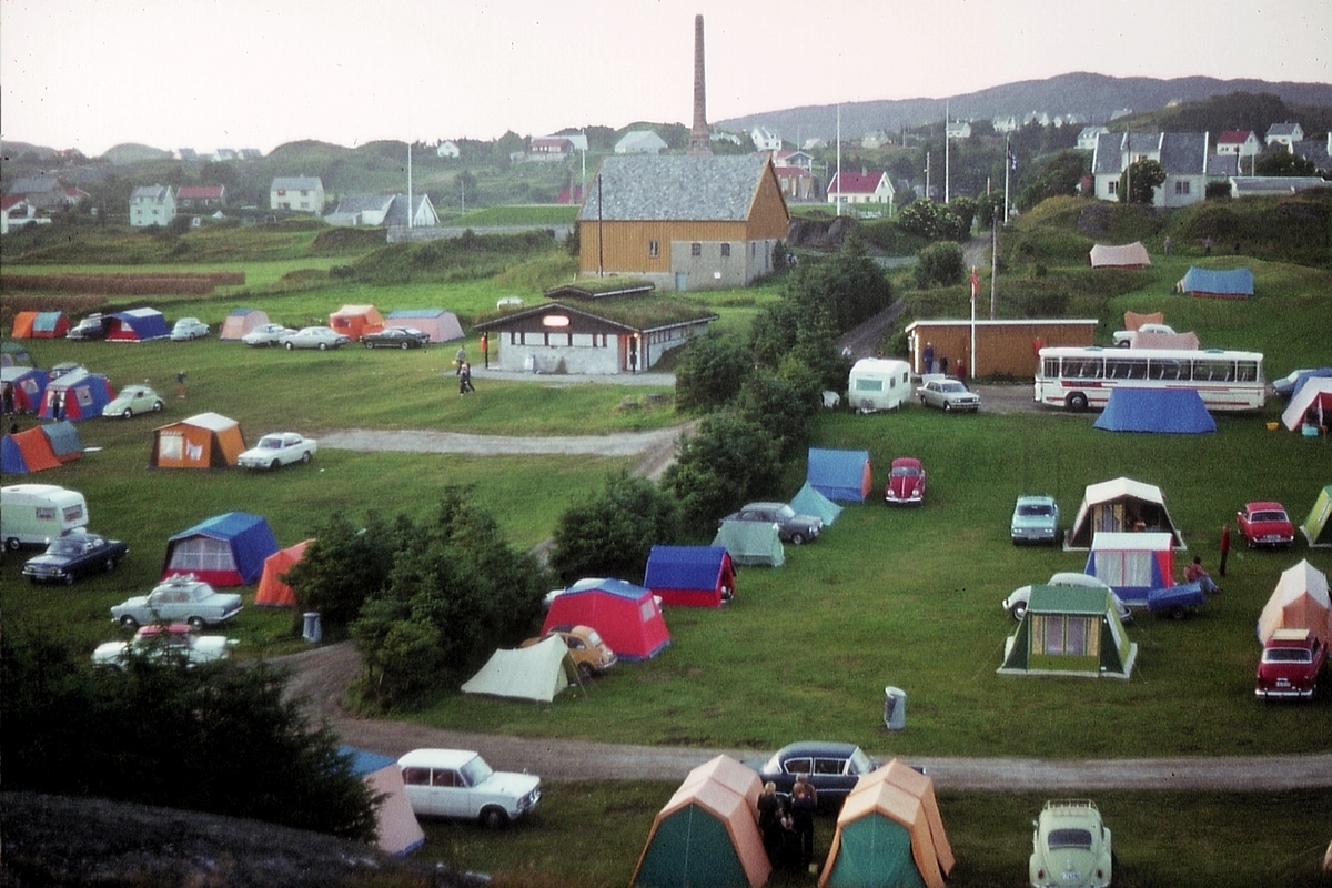 Haraldshaugen Camping sett mot nord. Utsikt fra Tresberg, ca. 1975.