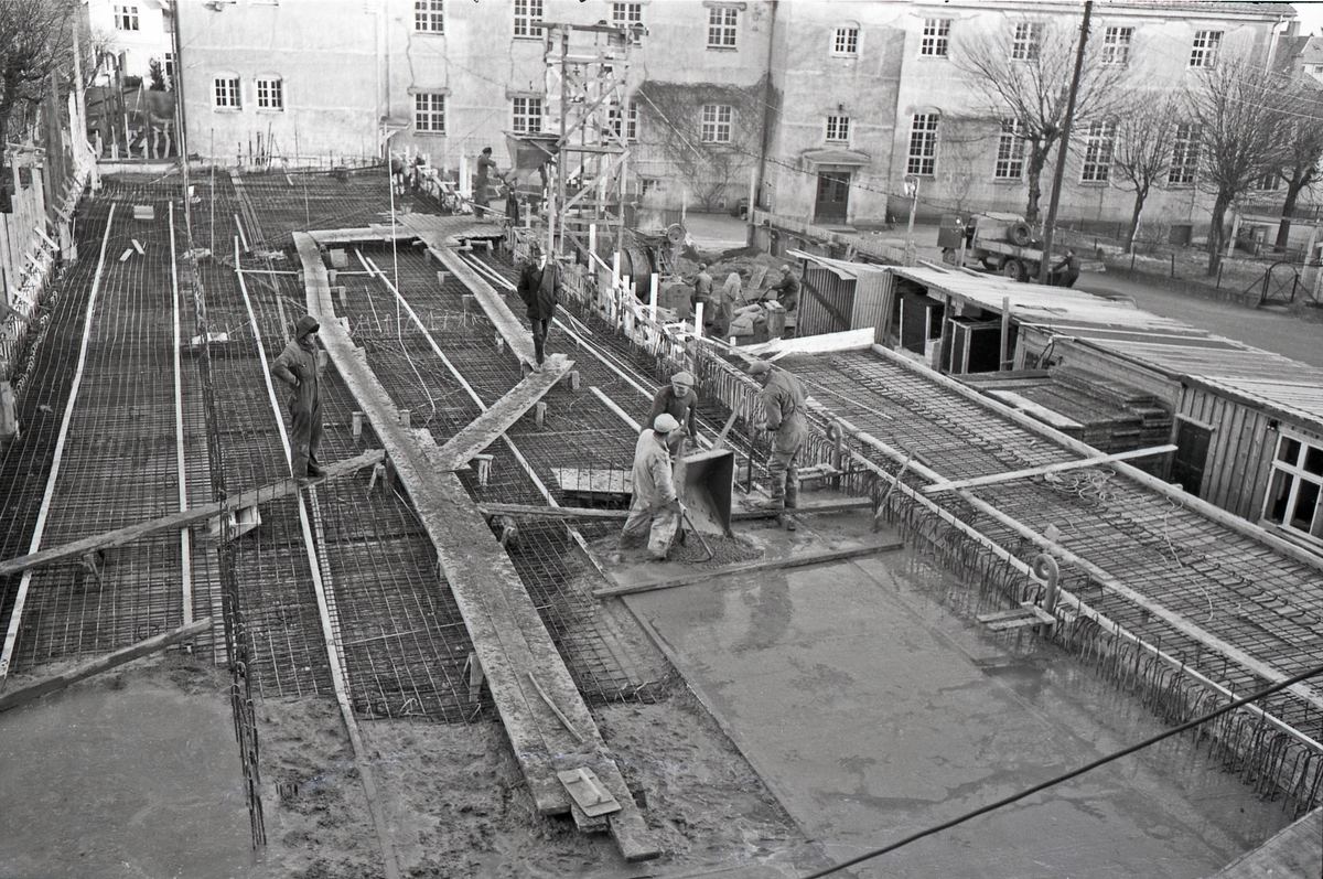 Bygging av Midtbygget på Hauge skole. Sett mot øst, ca. 1954.