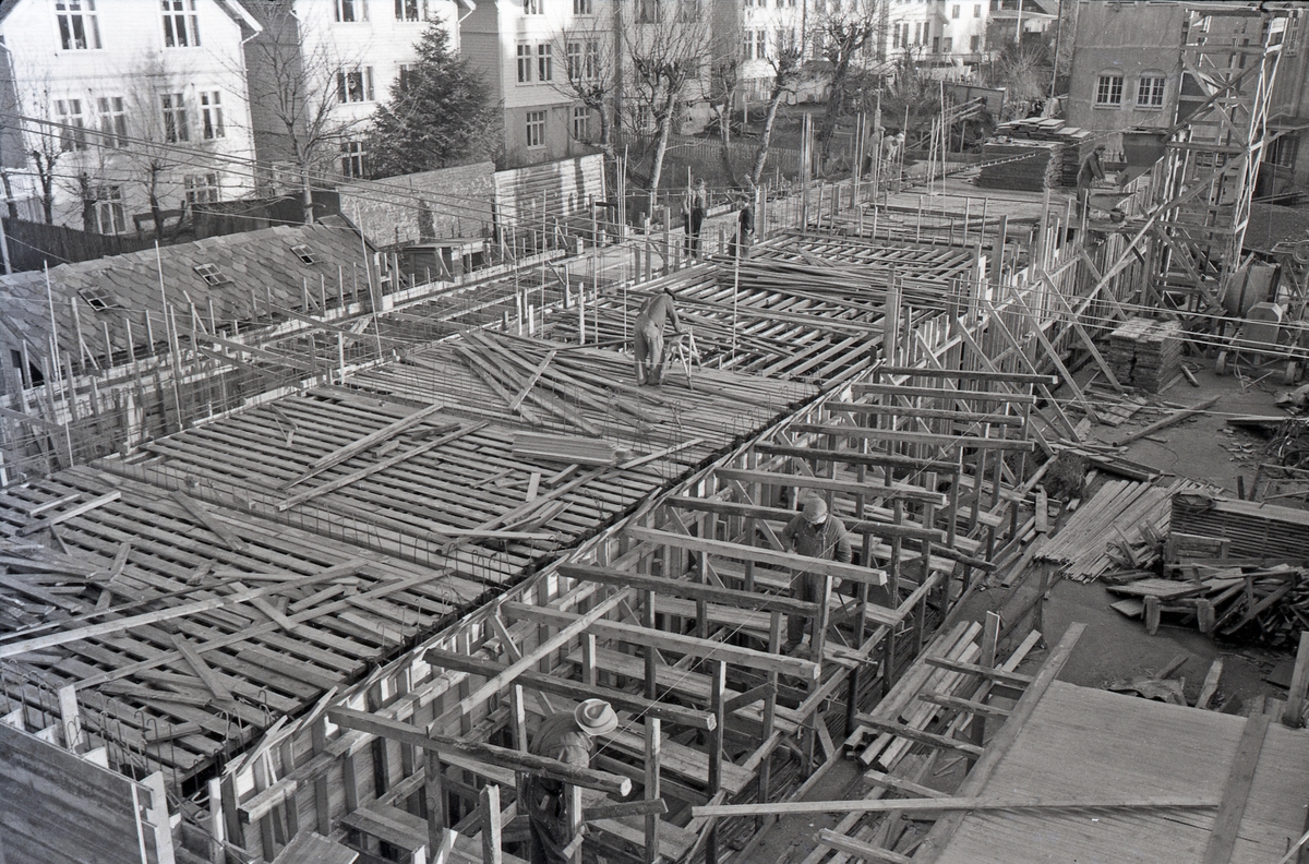 Bygging av Midtbygget til Hauge skole. Sett mot nordøst, ca. 1954.
