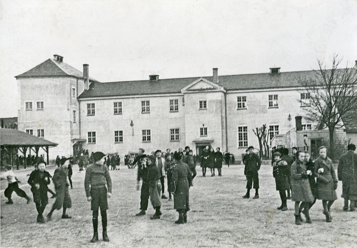 Skolegården til Hauge skole sett mot øst, ca. 1953.