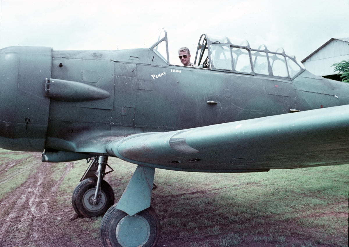 FN-piloten Gilbert Casselsjö sitter i ett katangesiskt flygplan T-6 på ett flygfält under Kongokrisen, 1962.