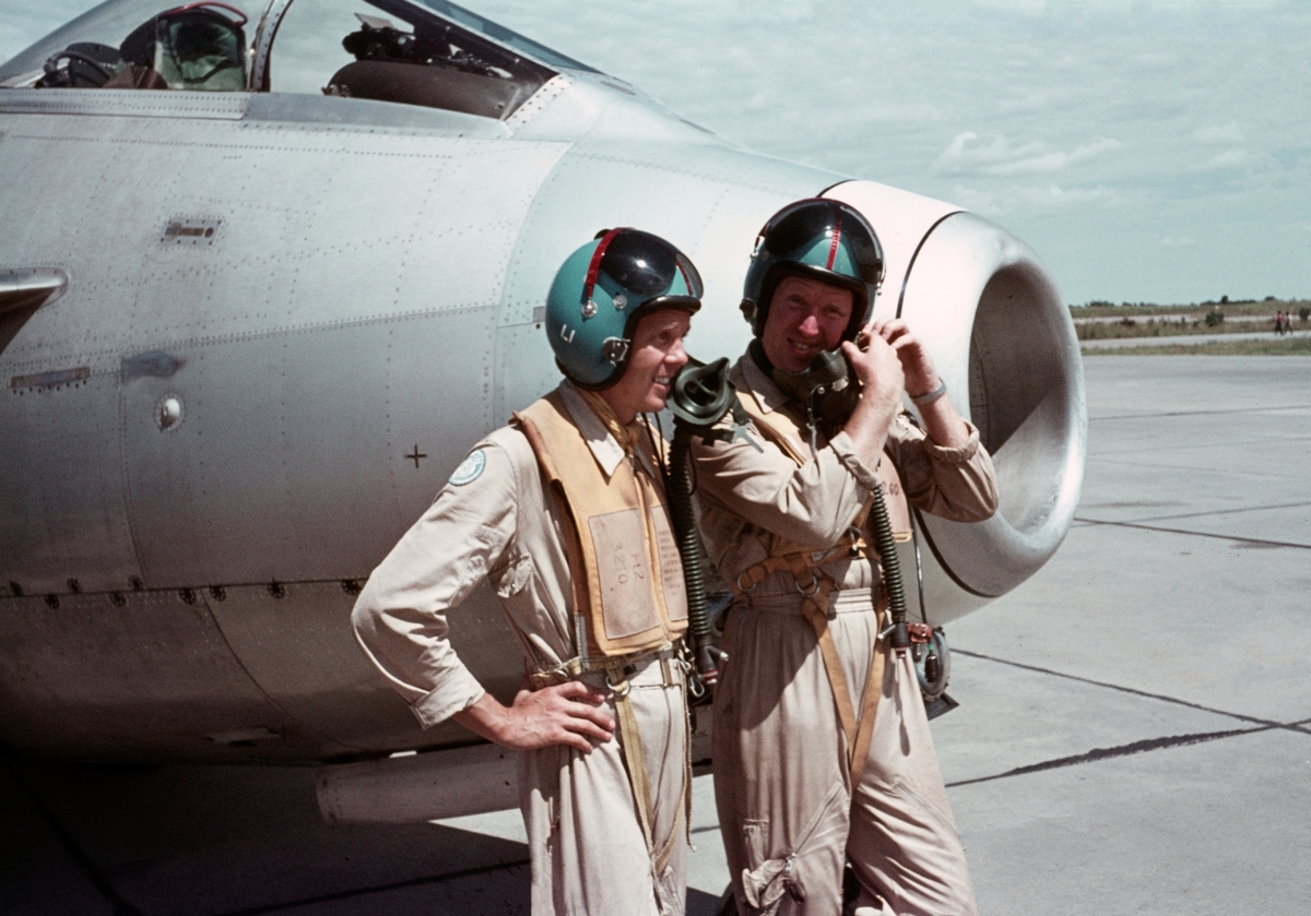 Divisionschef Olle Lindström och ställföreträdande divisionschef vid F 22 står i flygdräkt framför flygplan Saab 29 Tunnan på flygbasen i Kamina under Kongokrisen, 1962.