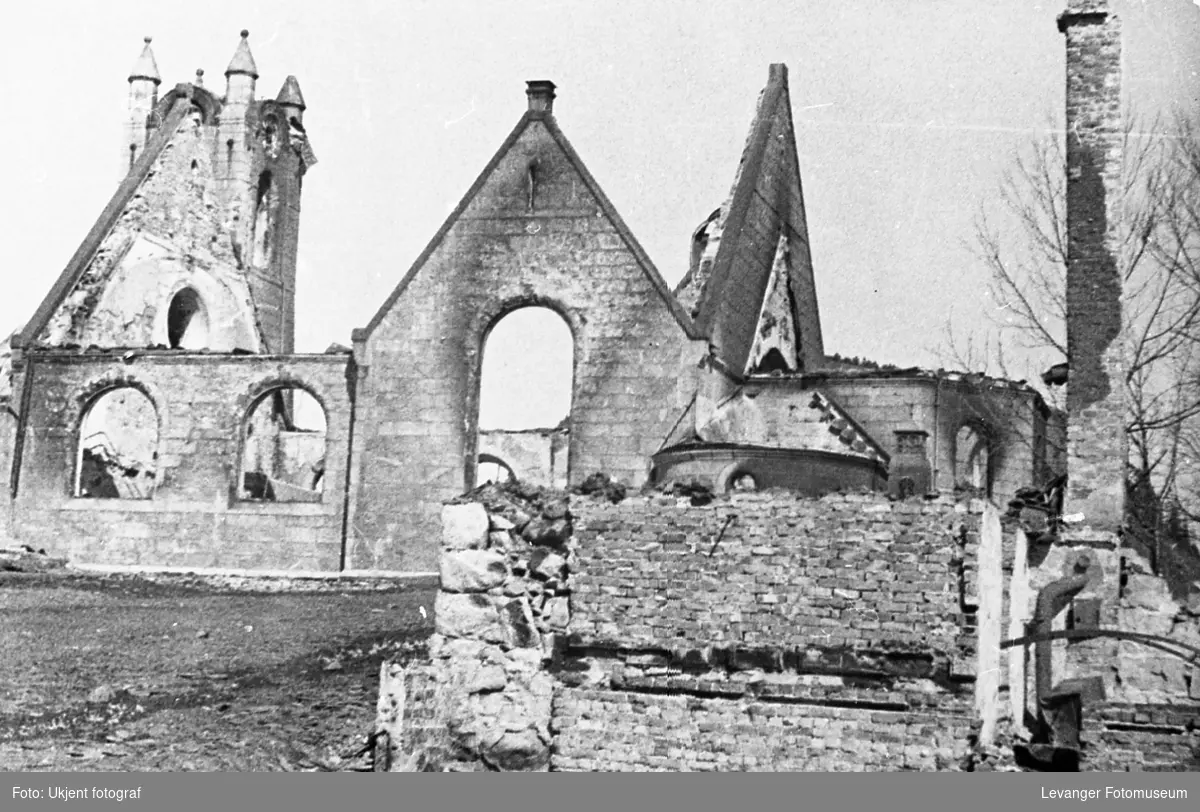 Utbombet kirke i Namsos, etter bombingen i 1940.