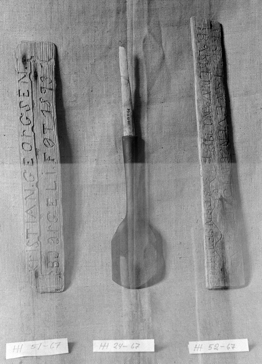 Spabladet av jern, Skaft et av furu (avbrukket ).
Formet som en iten spade .
Lengde 53 cm, bredde på blad 10 cm .
Funnet på fjøslåven til sætra til Mælum (Veldre)
på Gautsætra, juli 1967 .