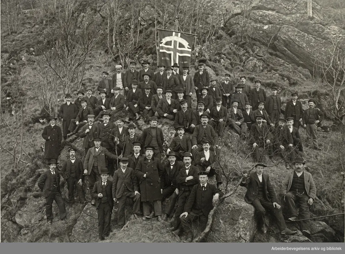 Murarbeidernes forening i Ålesund under streiken i april 1906.