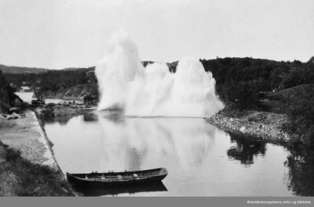 Sprenging av fangdam i Kuleseidkanalen i Hordaland, 1933.