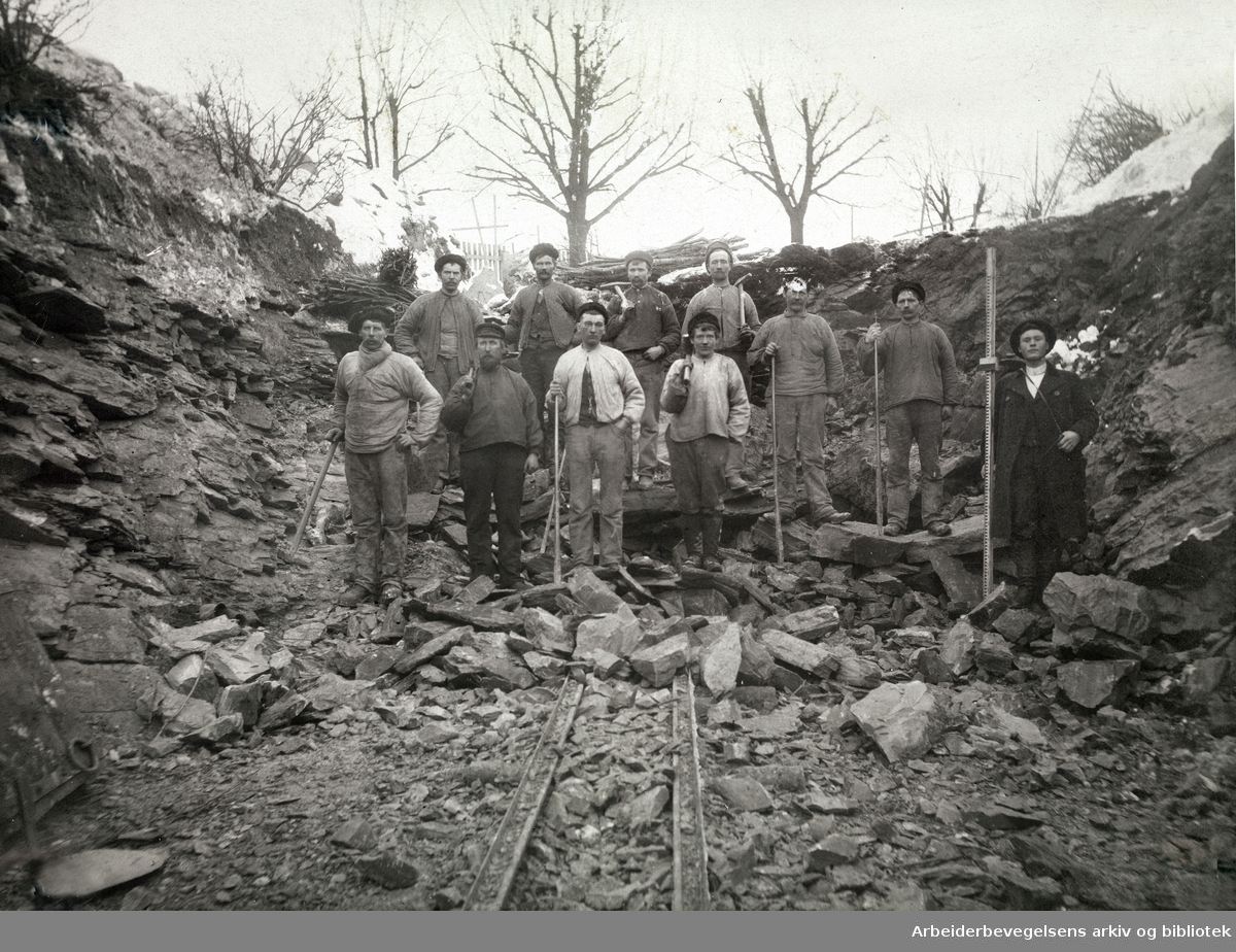 En gruppe anleggsarbeidere ved Bergensbanen.