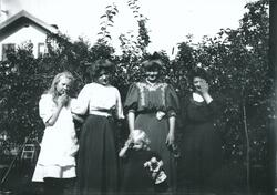 Gruppebildene av kvinnene i Rydgrenfamilien i hagen utenfor 