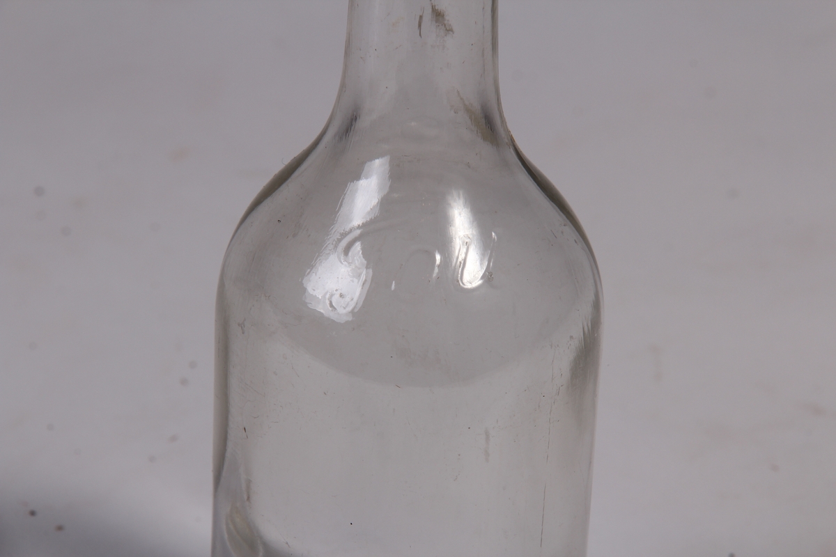 Flaske med patentkork i porselen.