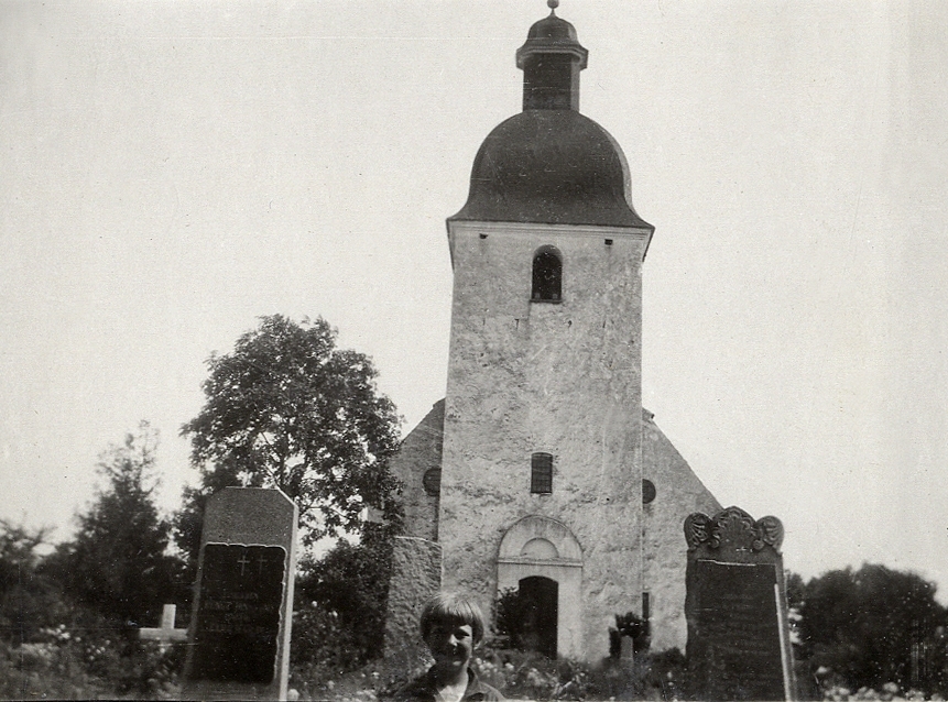 Mjällby kyrka och och kyrkogård. 
Under fotot text: "Hällevik, 1929".

Mjällby kyrka - Kyrkan är byggd ca 1788-1791 i gustaviansk stil, delvis på initiativ från den dynamiske riksdagsmannen för bondeståndet, Knuth Persson i Hörby, kallad ”Mjällby kung”. Den nuvarande kyrkan ersatte då en romansk 1100-talskyrka av sten och tegel (med två torn), vilken i sin tur lär ha ersatt en träkyrka ifrån missionstiden, vilken i sin tur lär ha rests på en hednisk offerplats.