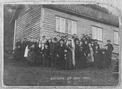 Bryllaup på Kvamme, 8. november 1901. Gardshuset i bakgrunne