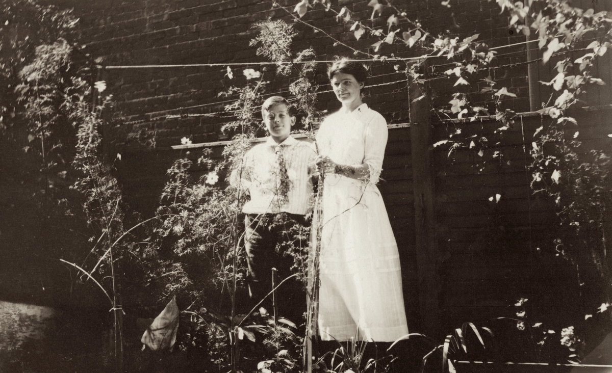 Alma Nelson och sonen Robert (född 1908), östkusten i USA cirka 1920. Alma var född 1881 i Kållered - död 1959 i USA. Hennes far var Karl Eriksson från Vommedal Östergård "Olas" och hennes mor var Alida från Hallen. Relaterat motiv: A1474.