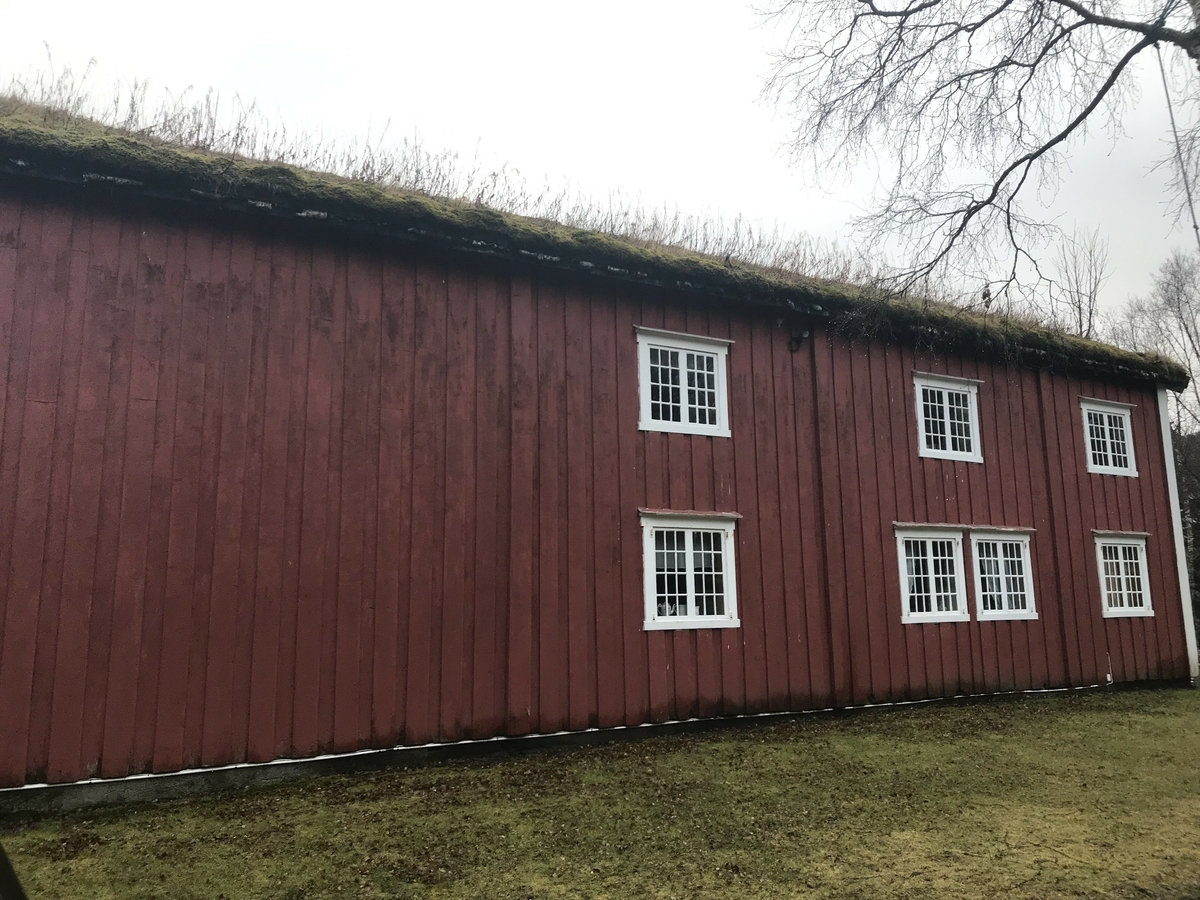 Rynesstua, bygd i 1760 er tidligere hovedhus på gården Rynes, Vefsn. På 17- og 1800-tallet var gården bosted for lensmanns- og handelsmannsfamilien Agersborg, som var et sentralt innslag i den vesle overklassen som fantes i Vefsn på denne tiden.(K.Jakobsen, Årbok 1989, s 33) 
Familien hadde tilknytning til Petter Dass gjennom giftemål mellom disse familier på 1700-tallet. Huset bærer preg av storhetstiden, men etter at handelsstedet gikk konkurs i 1881 mistet huset etter hvert sin tidligere glans. Huset ble gitt til museet av Norske Statsbaner i 1937 da bygningen skal ha stått i veien for jernbanelinjen som ble utbygd på denne tiden. Bygningen ble flyttet inn til Mosjøen og satt opp på bygdetunet i 1939, men arbeidet ble først gjort ferdig etter krigen.
Bygningens første og delvis annen etasje er mer eller mindre er tilbakeført til sin storhetstid, med mye original fast inventar. Utvendig fasade er en blanding av det som var når bygningen ble flyttet og kopier av opprinnelige/tidligere elementer. 
