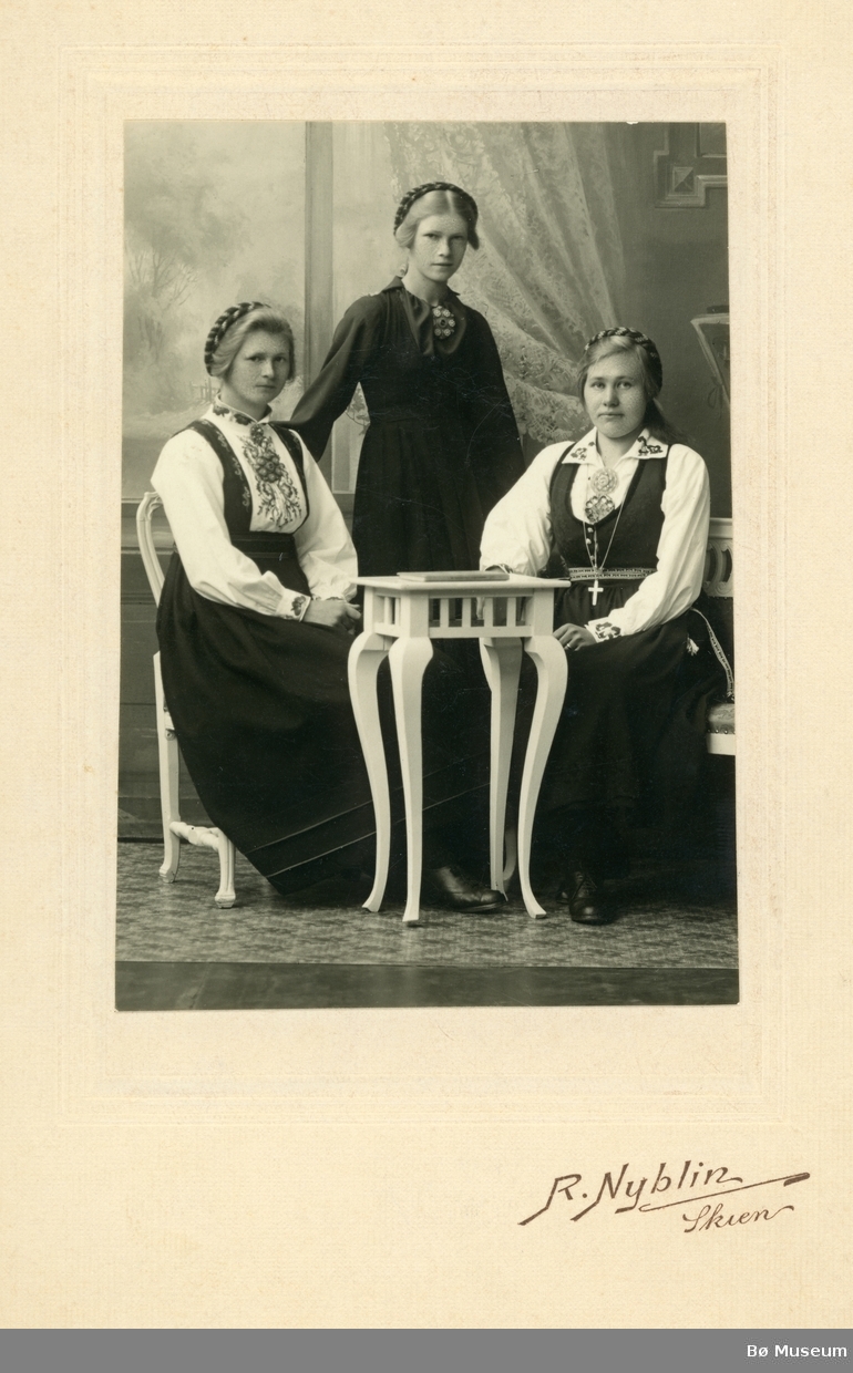 Hausten 1925: frå venstre: Ingebjørg Gunnarsdotter Myhre (g. Sørensen, Follegg), Kari Gunnarsdotter Myhre (g. Forberg) og Signe H. Nordskog (g. Kåsene)