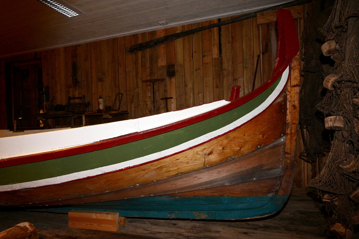 Båten er en treroring som er klinkbygd med 5 bordganger. Den har to årepar og er ikke rigget for seilføring. Båten sitt skrog er reparert med bord innvendig som er klinket fast i skroget.