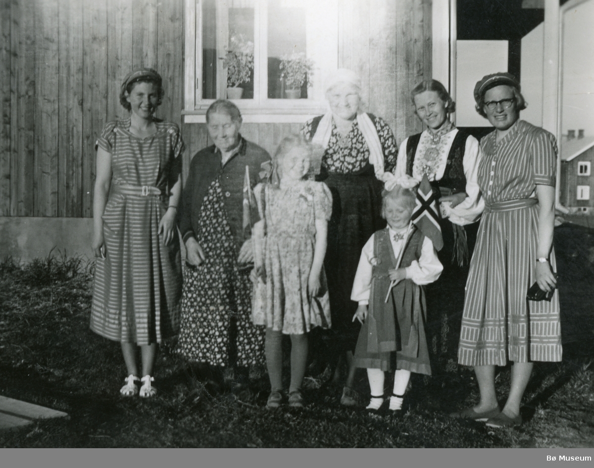 1950 f.v ein raudruss, Ingrid Høgsås Forberg, Ingrid Jonsdatter Forberg, Ragnhild Solvang, Kari G. Forberg, Margit Edland - russ.  Framfor Helbjørg Myhre