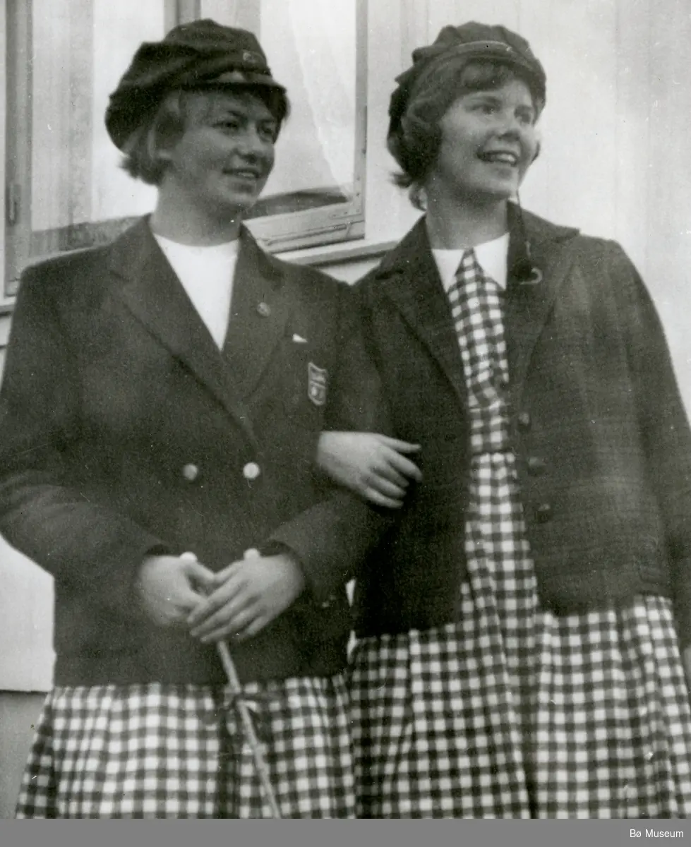 Ingrid J. Forberg med venninna Jorunn, 1962