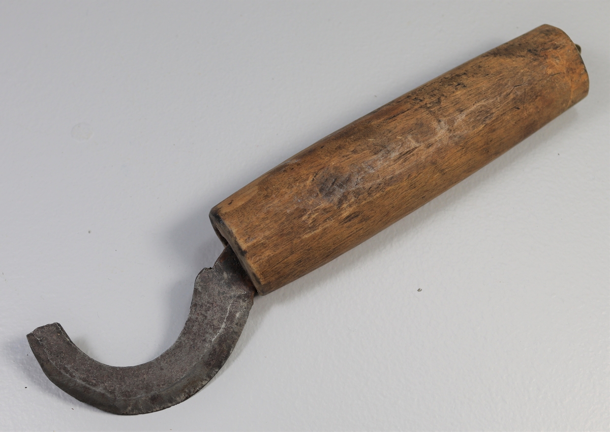 1 skeskrape.

Skeskavelformet, rundböiet kniv med langt bjerketræs skaft, benyttet til at skrape hornskeer ved hornskefabrikation.


