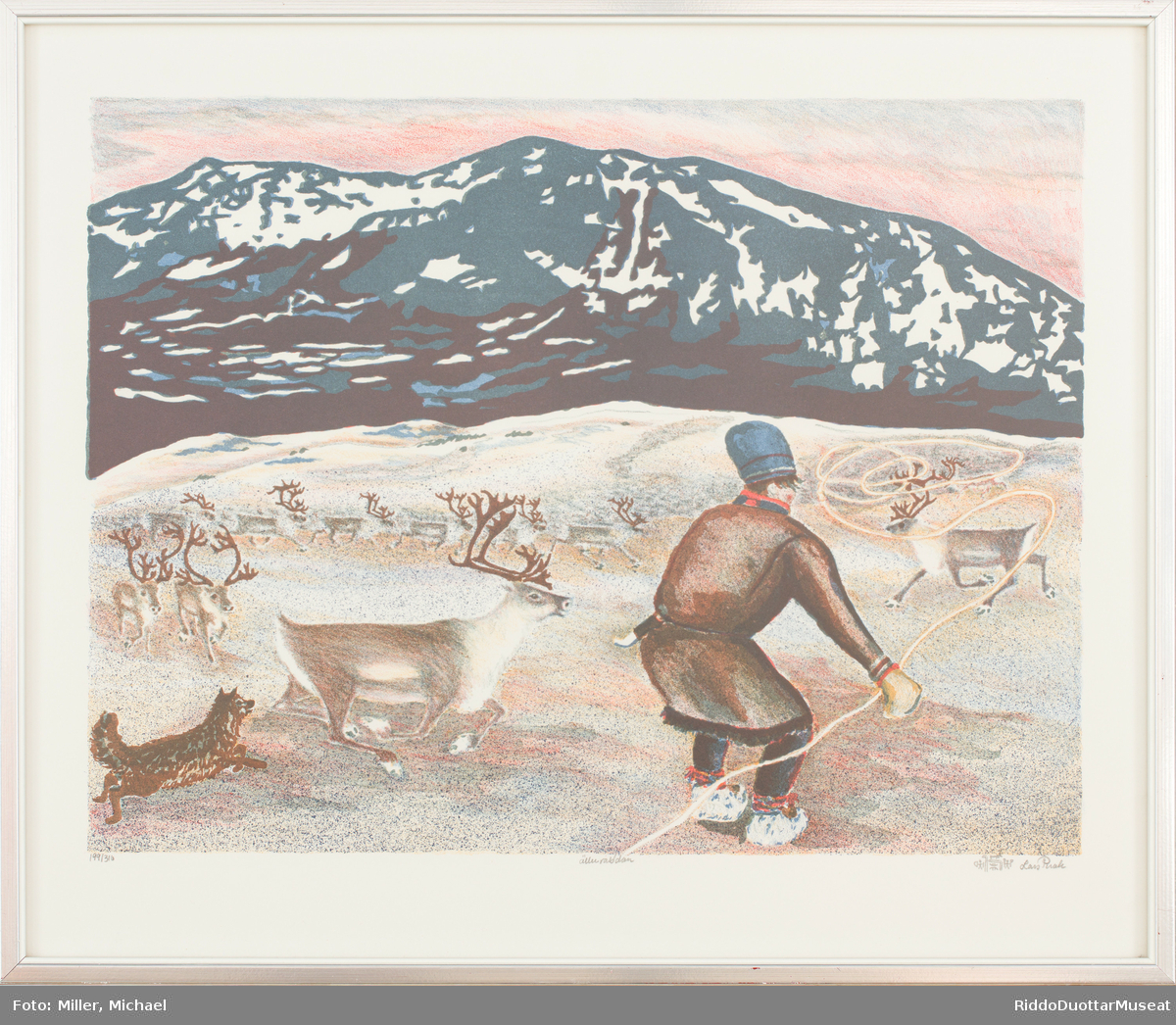 landskap, reinskilling ( menneske figur, reinsdyr, hund og fjell)