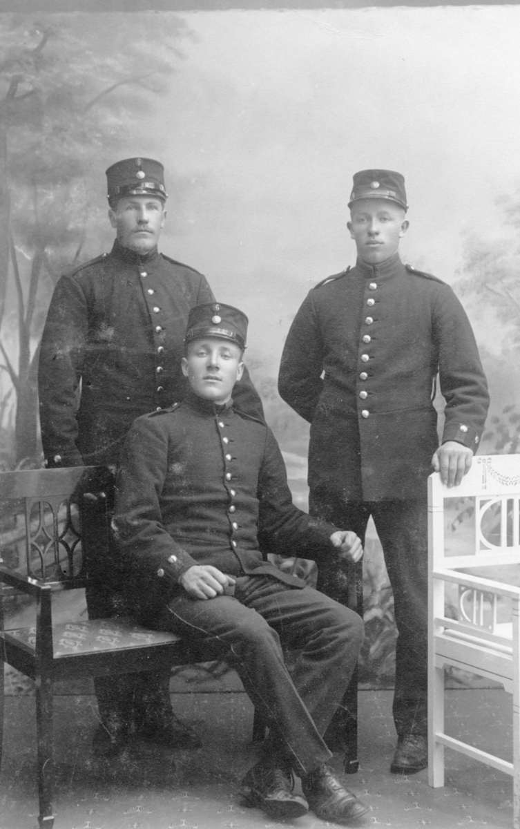Studiefotografering av tre meniga soldater.