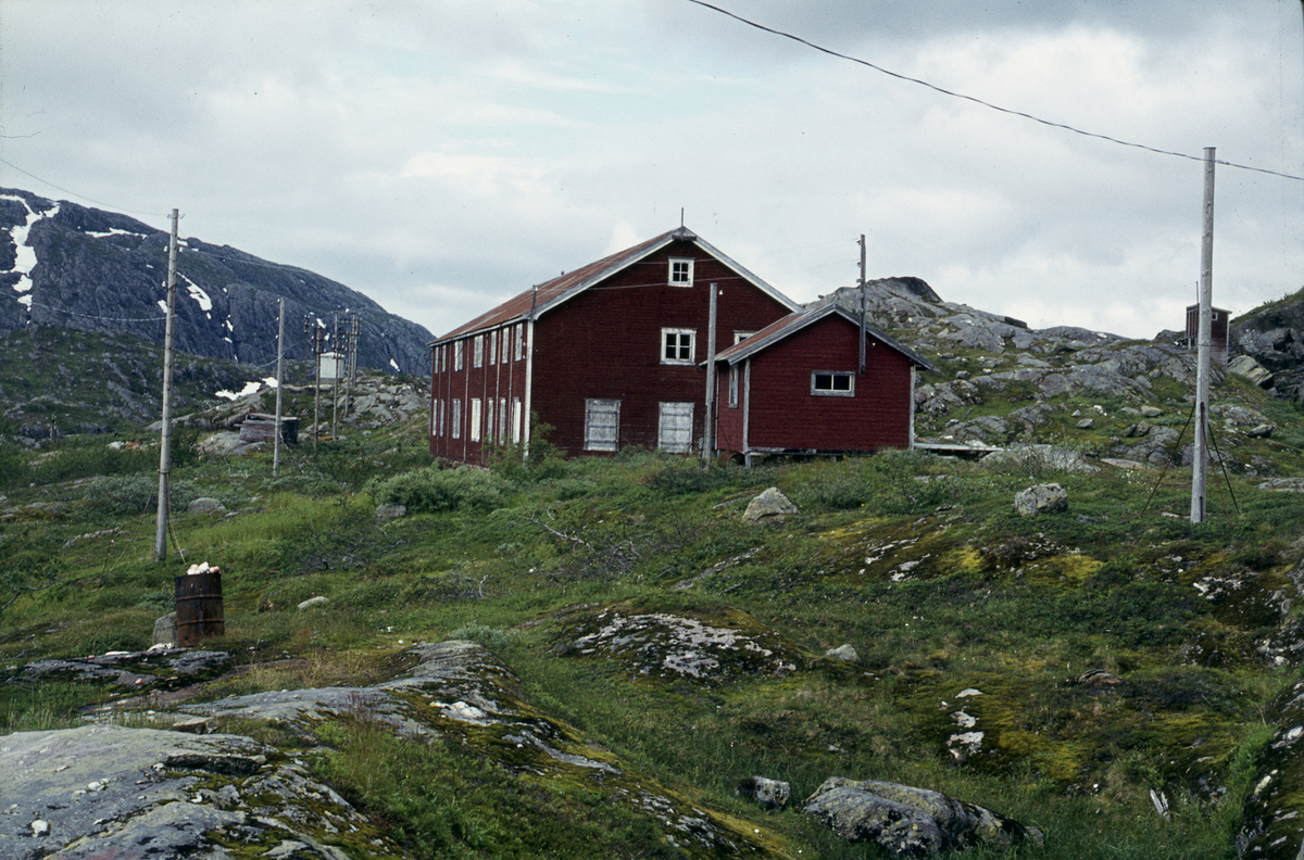 Glomfjord kraftverk. 60-mannsbrakken ved Storglomvatnet.