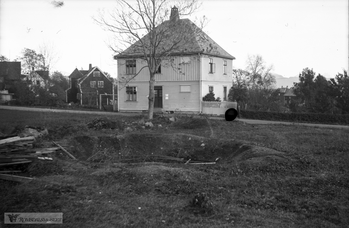 I forgrunnen ser vi krateret etter den første bomben som ble sluppet over Molde den 15.04.1940..I bakgrunnen ser vi Kirkhorn sitt hus Amtmann Leths gate 32.