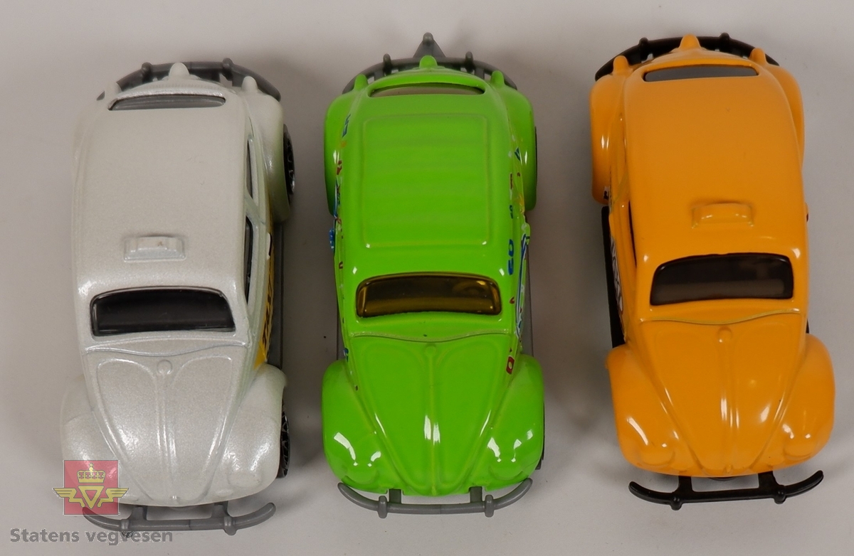 Tre miniatyrmodeller av Volkswagen Beetle. Hovedfargen på bilene er hvit, gul og grønn. To av bilene har påskriften TAXI. Bilene er laget hovedsakelig i metall med plastunderstell og detaljer. Skala 1:58.