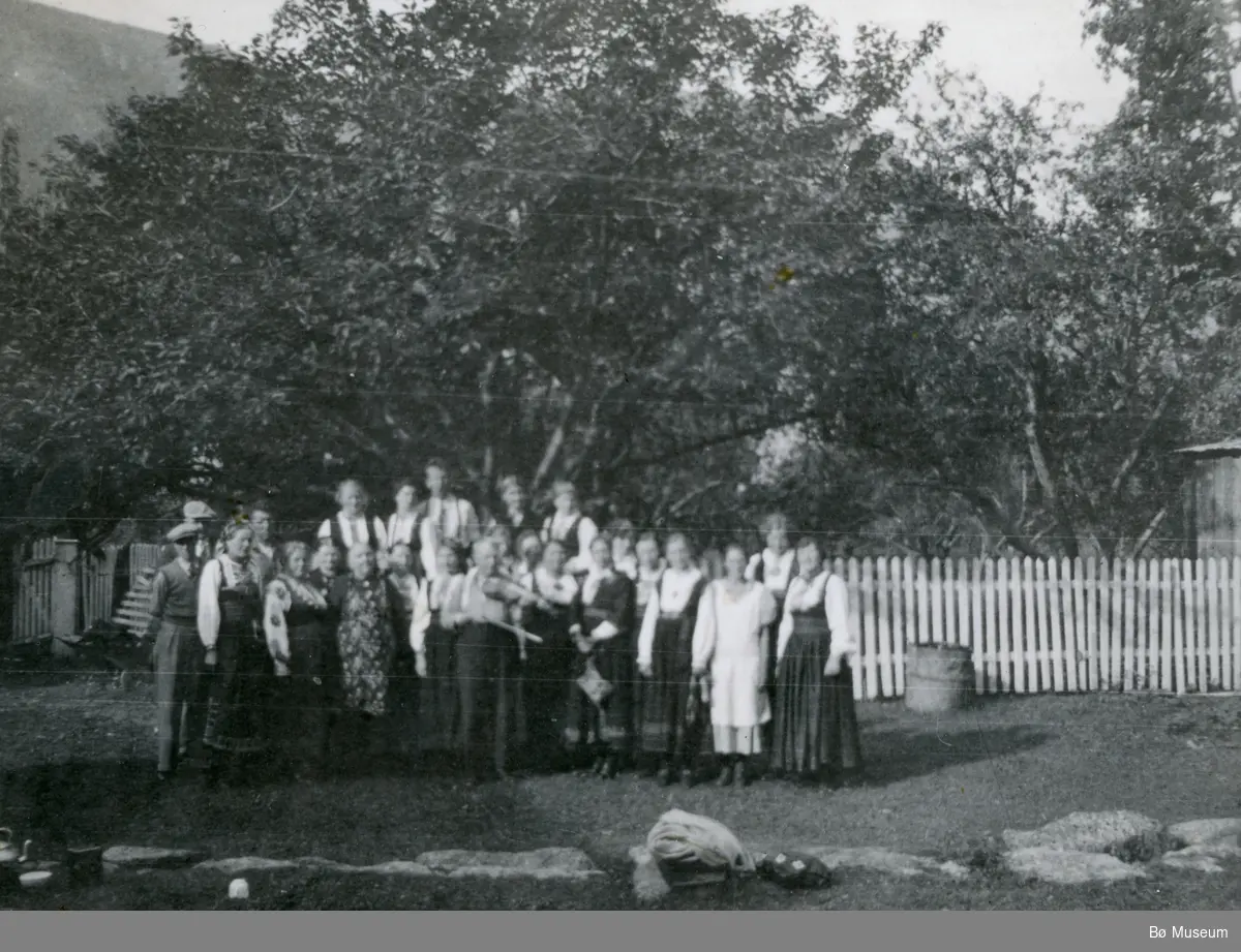 Bondekvinner på tur til Hamar i starten av 1930-åra