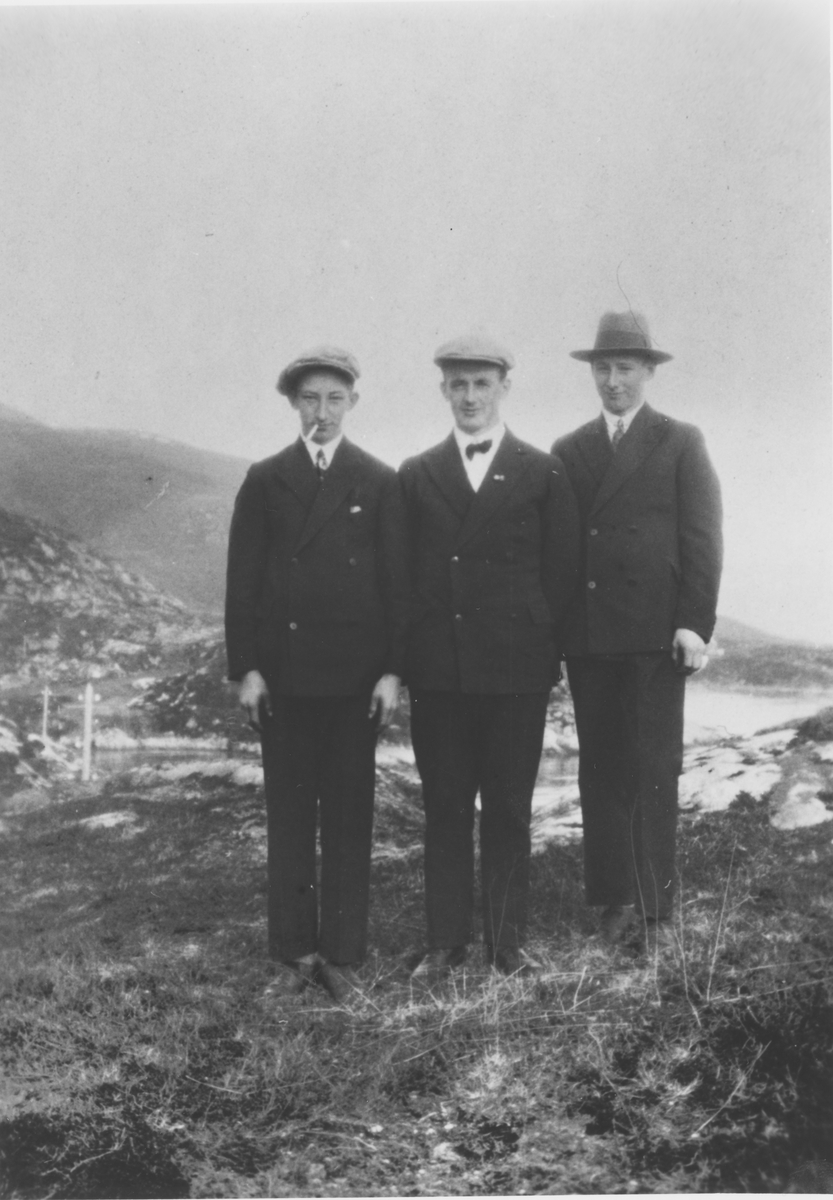 Bildet tatt i Knarrvik 1930.
Fra venstre: Hans Edvard Jentoft Olsen,f. 1913 på Bø, Thor Reppen (lærer utenfra) og Ingvald Andreas Olsen,f. 1911 på Bø.