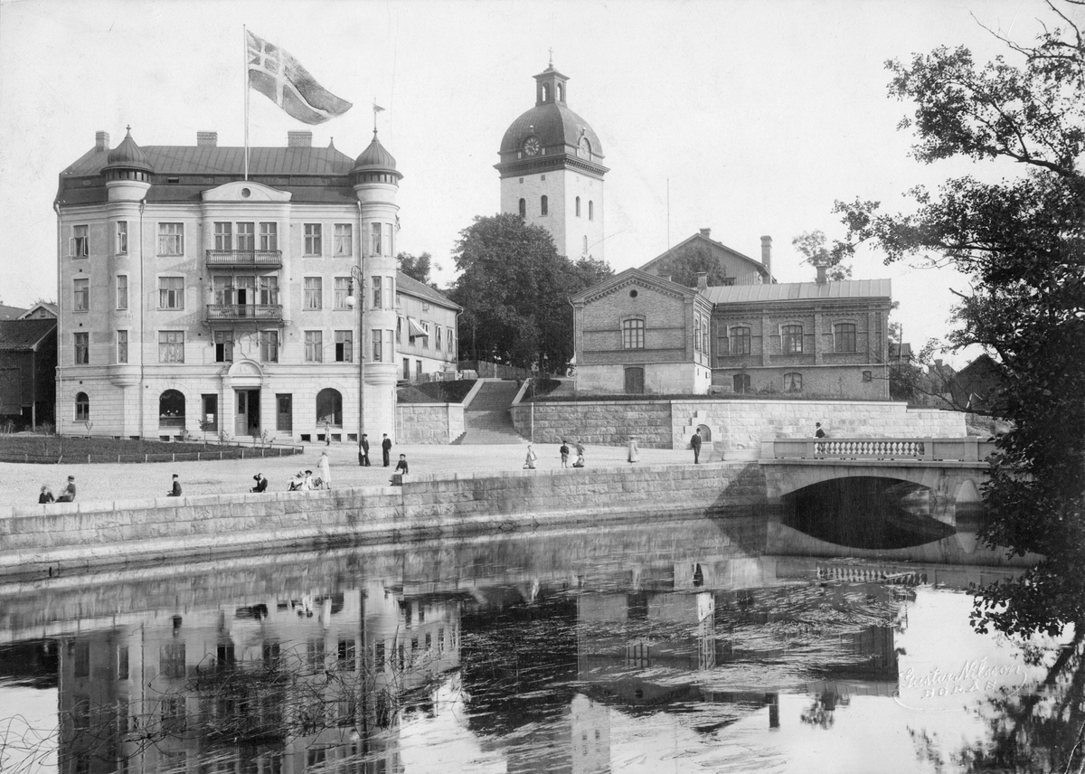 Nybroplatsen med kvarteret Bachus (gamla Borås Tidning) cirka år 1906.