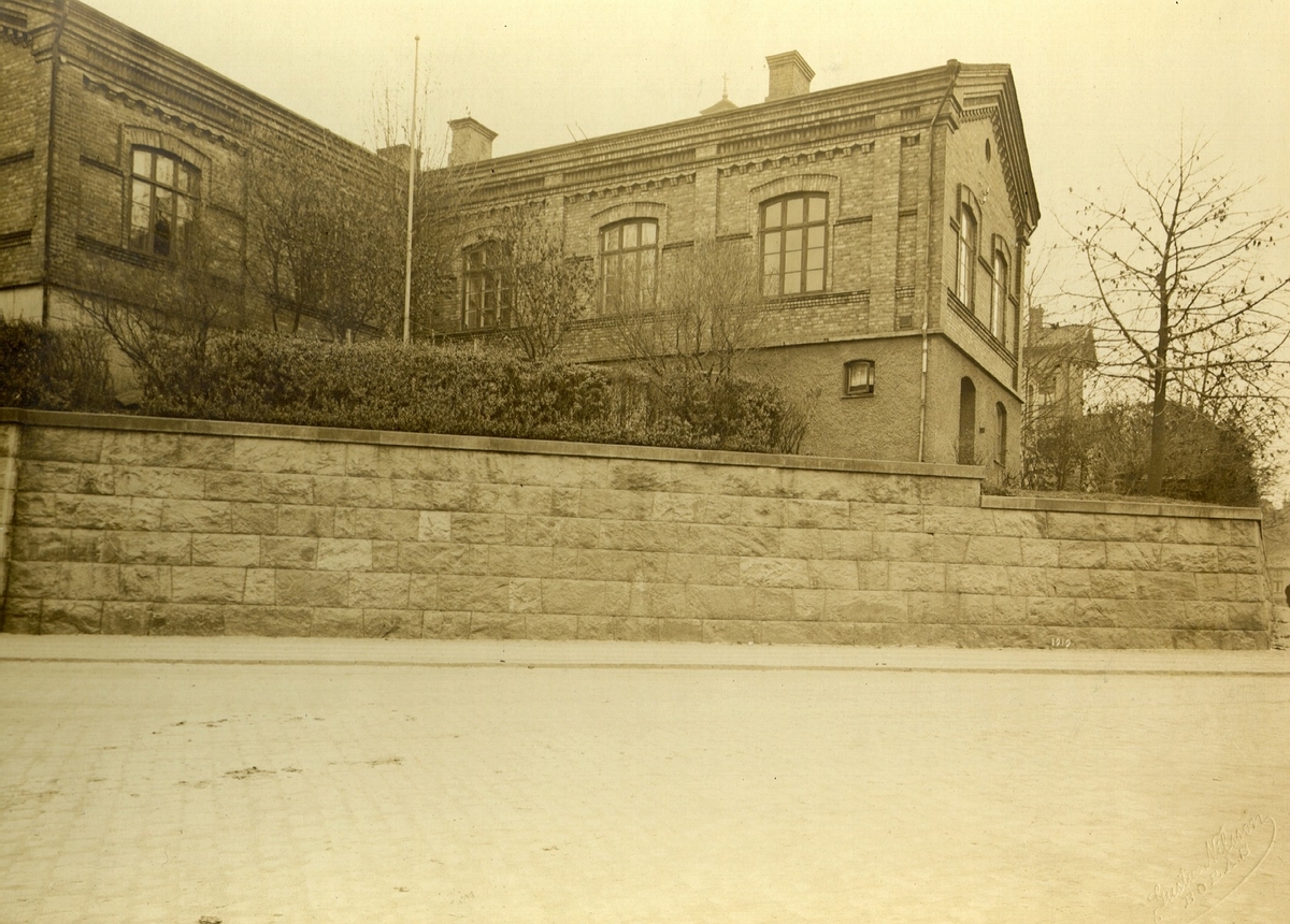 Nybroplan vid Västerlånggatan med kvarteret Capella (gamla sockenstugan) år1919.