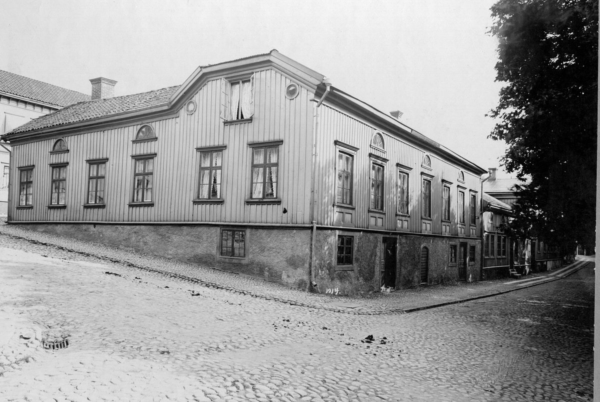 Södra Kyrkogatan - Allégatan t.h. med kvarteret Munin år 1914.