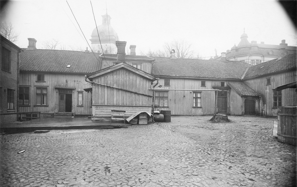 Gårdsinteriör från kvarteret Charon mot väst vid Österlånggatan år 1928.