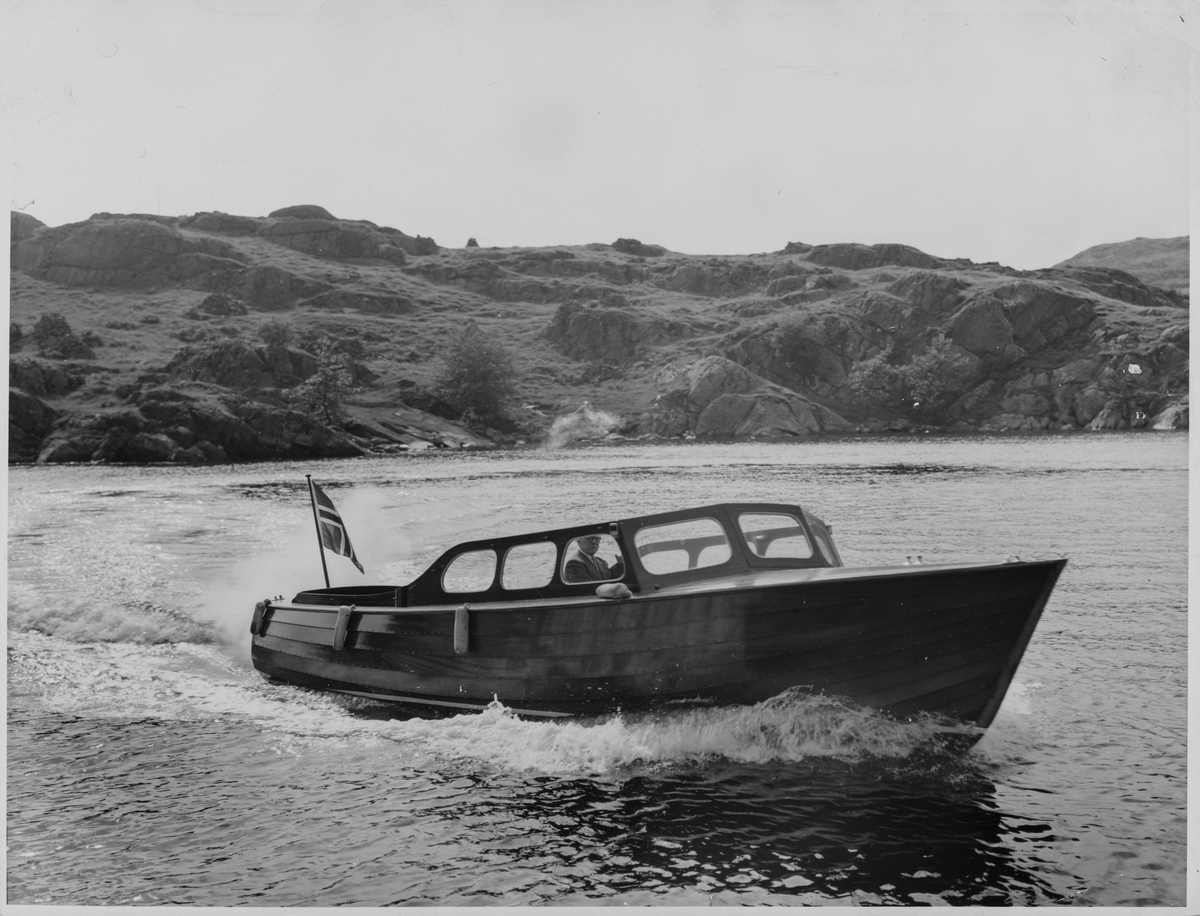 Salmon Dyb i motorbåten på Lygre