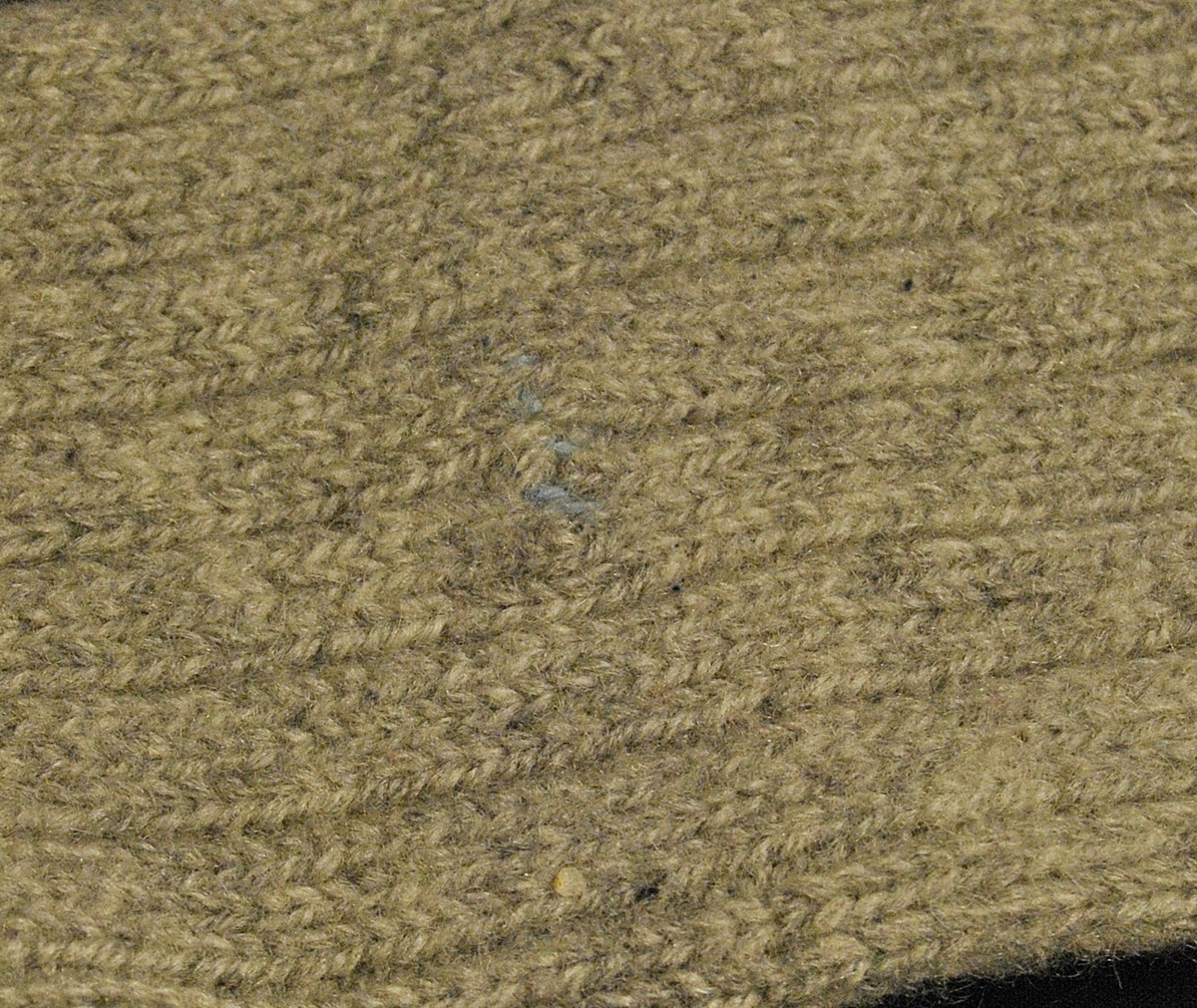 Eit par strikka raggsokkar. Noe lang i leggen. Den eine sokken (sokk A) har blitt reparert oppe langs brotet og rundt midten av leggen.