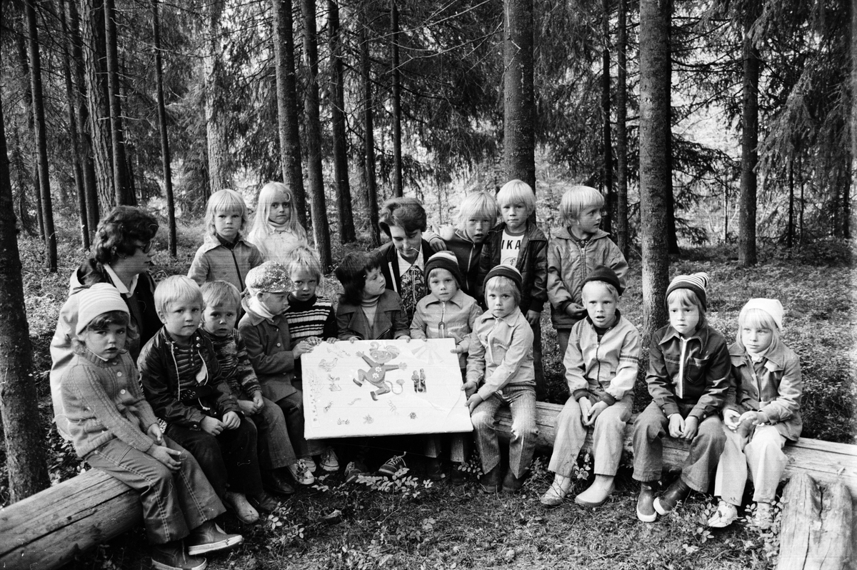 Barn i Skogsmulleskolan tillsammans med ledarna Solveig Kolm och Inger Nordin