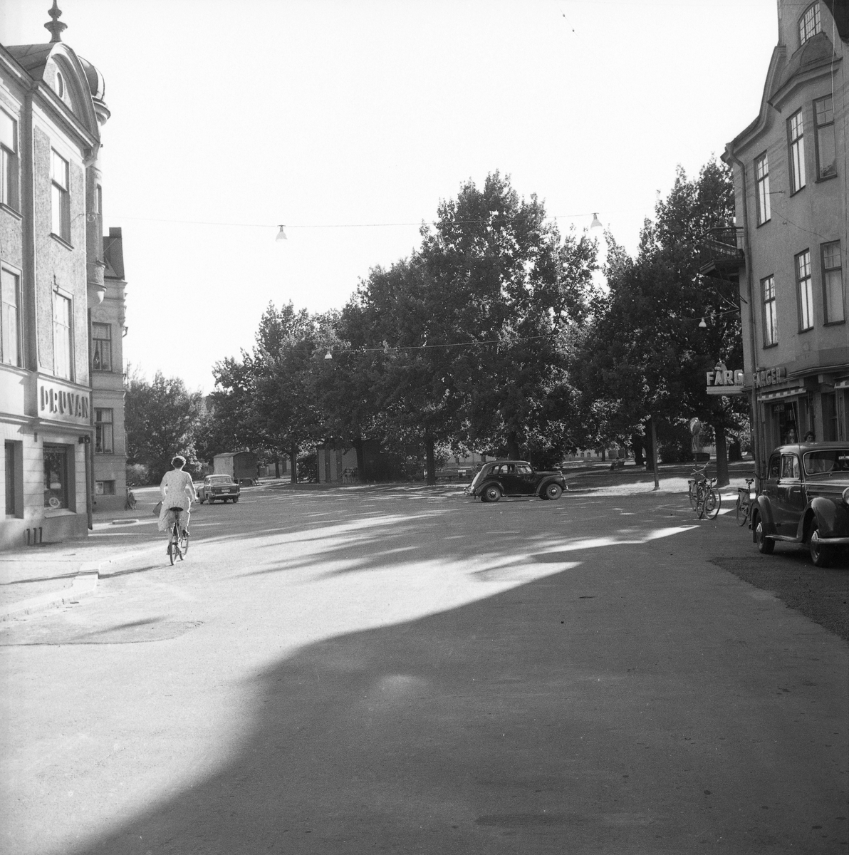 Mordbilens väg kartlagd.  
8 juli 1959. 
Ringgatan, närmast korsningen med Ekersgatan.
