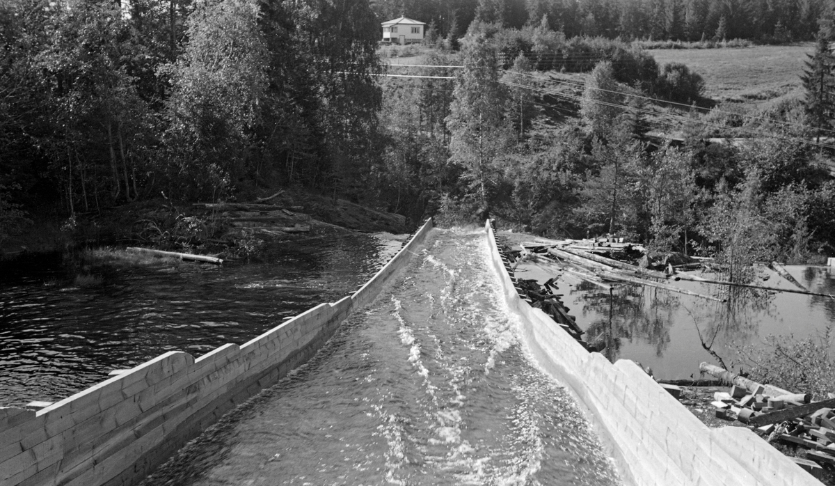 Tur til Haldenvassdraget 20/8 1956. Tømmerrenna av impregnert materiale. Lundsfossen, Aurskog-Høland, Akershus.