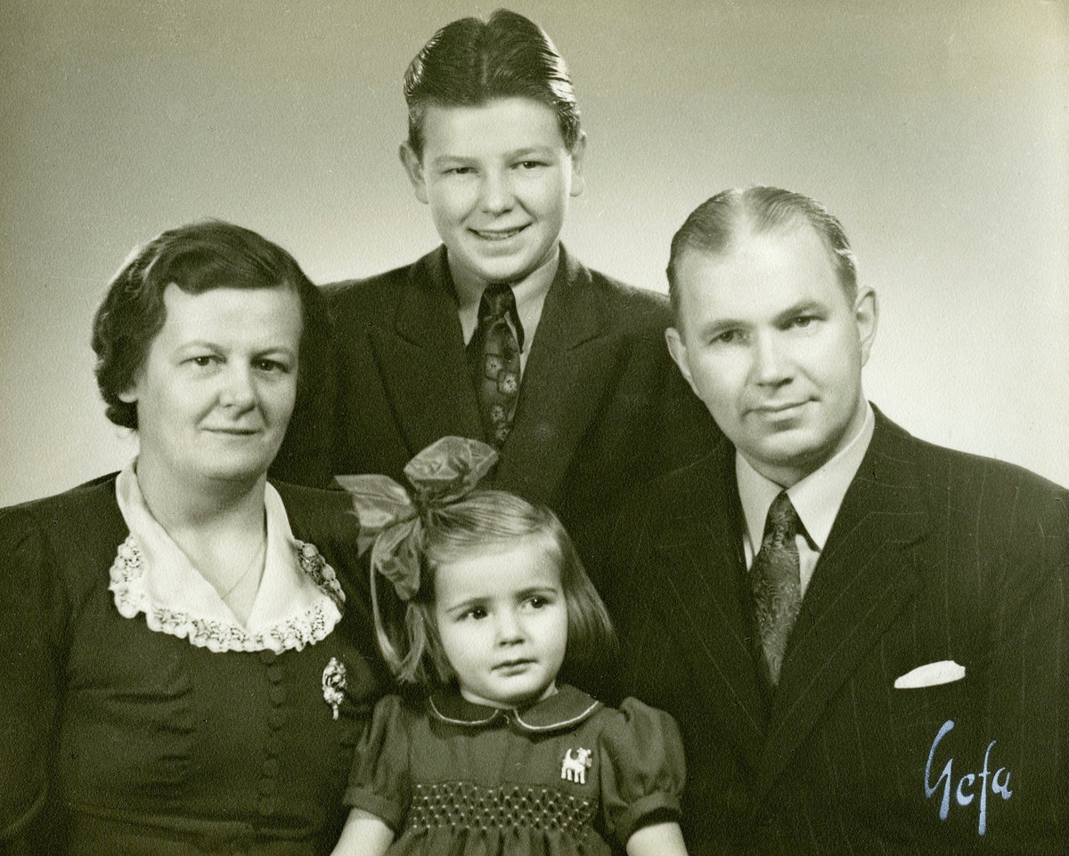 Familjeporträtt av familjen Gustafsson, "Nybo" Gamla Riksvägen 40, 1940-tal. Evald (1905 - 2002). hustrun Ella (Elin, född 1907 i Sunne, död 1990), sonen Olle (född 1934) och dottern Carin (född 1945, gift Ånskog).