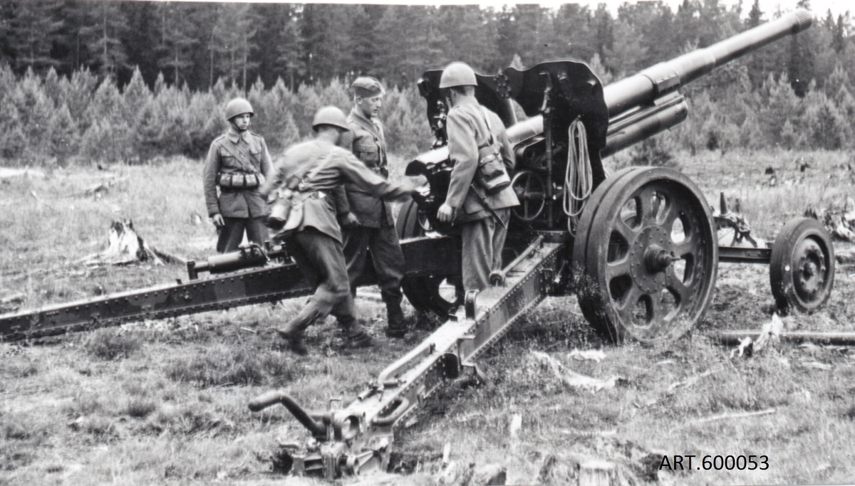 Pjästypen har sin grund i Bofors långskjutande M/27 (stort M för marinens artilleripjäser) som köptes 
i fyra ex som M/27 till kustartilleriet, senare modifierade till M/27-34. Först i mitten på 1930-talet bestämde sig armén för denna kanon. Det skulle bli 68 pjäser (varav 8 senare gick till Finland. )
KA-pjäserna övergick 1942 till armén, men detta genomfördes först 1944, kopplat till de försenade leveranserna av 15.2 cm kanon m/37. De första M/27 hade rak överkant på skölden och till en början andra hjul m m. Denna kanon var den första nykonstruerade typen till armén sedan 1910. 
Drogs av terrängbil. Eldröret vid marsch i tillbakadraget läge. En mindre sadelföreställare fanns för transport.
VIKT		4 000 kg
ELDRÖR		10,5 cm, kil, första fältpjäsen med mynningsbroms
SKOTTVIDD/AM	785 m/sek för laddning 3, 18,1 km för spränggranat m/34(15,5 kg). Max elevation 45 grader. Rökspränggranat, granatkartesch. Patronerad ammunition. Stålgranat för marint bruk.