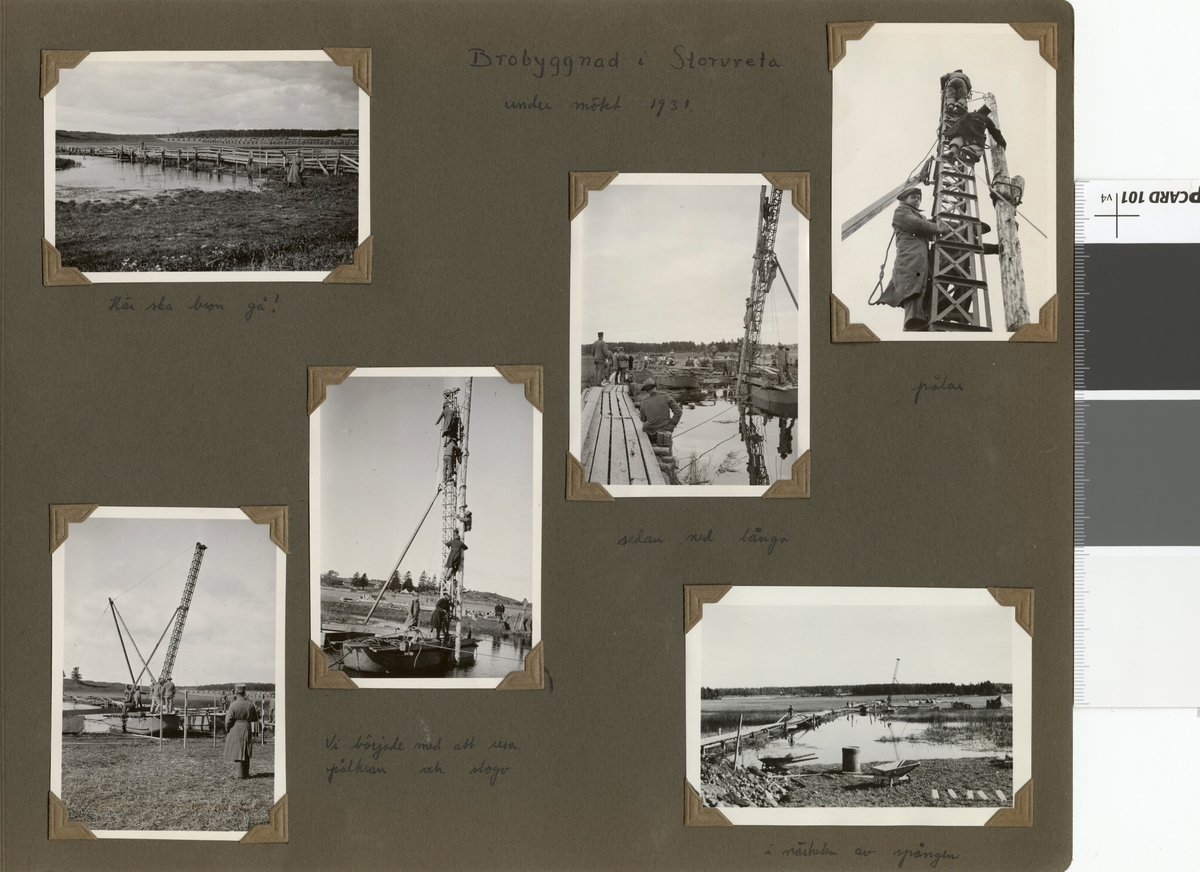 Text i fotoalbum: "Brobyggnad i Storvreta under mötet 1931. Vi började med att reda pålkran och slogo ned långa pålar".