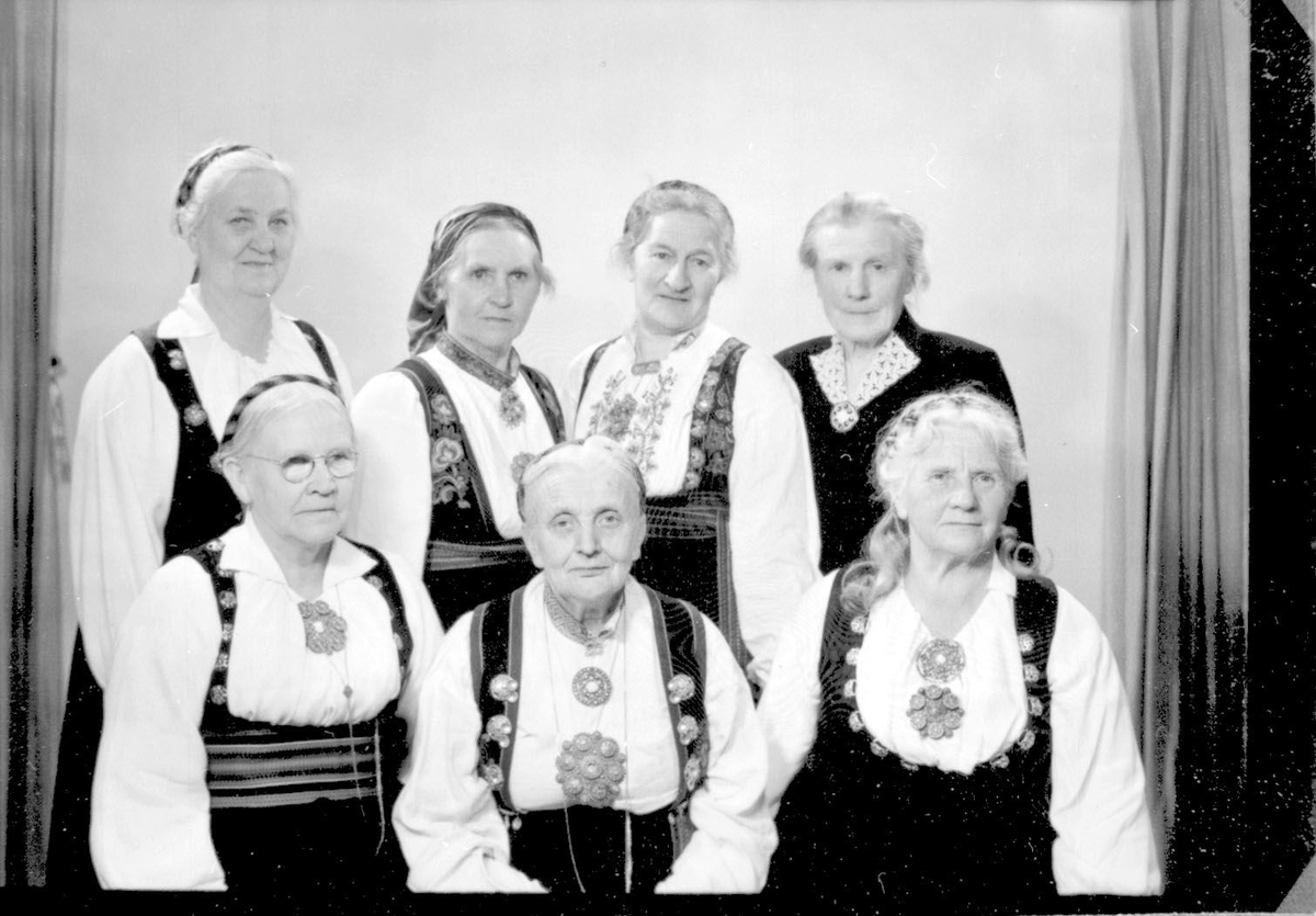 Det første styret i Bø bondekvinnelag frå 1931.  Framme f.v. Anne Skogen, Bergit Borgen (første formann) og Aasta Ajer.  Bak f.v. Kjersti Bruserud, Anne Saga, Mari Torstveit og Aslaug Mæland.